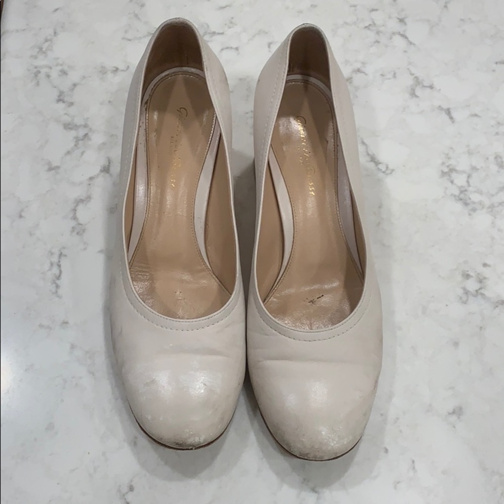 White Gianvito Rossi round toe pump